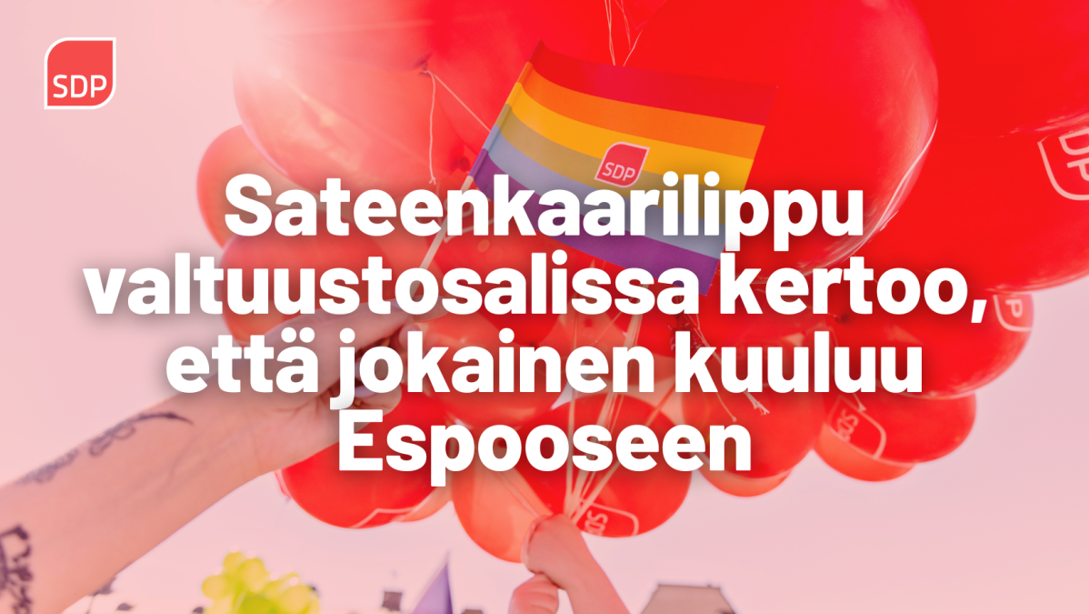 Sateenkaarilippu valtuustosalissa kertoo, että jokainen kuuluu Espooseen.